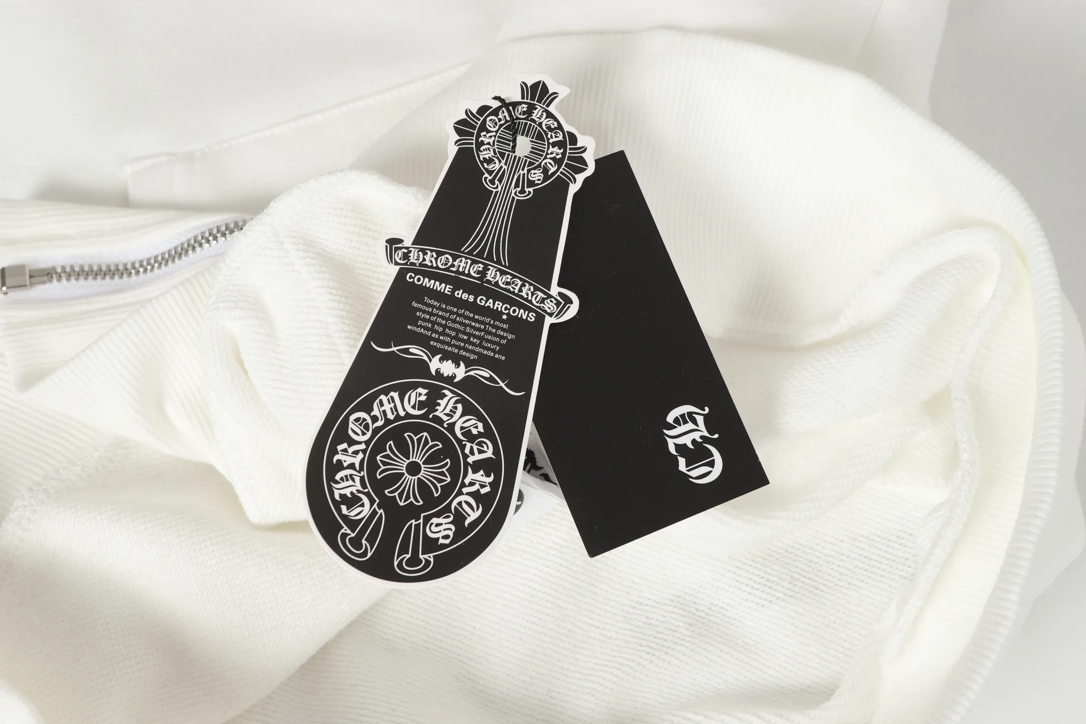 P250 #K31 Cross-border model, please do not place an order if you are pursuing quality - Chrome Hearts/Chrome Hearts 23ss scroll horseshoe print zipper sweatshirt cardigan jacket - High weight, high density and high quality. The wool is soft, delicate and skin-friendly. It feels soft and silky. It has excellent warmth and skin-friendly properties. - Custom-woven and dyed with no color difference. No matter the fabric or workmanship details, it beats the ordinary version on the market. - Hardware zipper accessories are all customized and full of details. -Colour: black white -Size: S M L XL